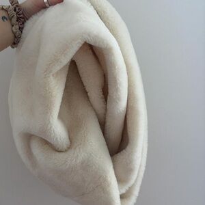 Akira red label Ivory faux fur Infiniti scarf